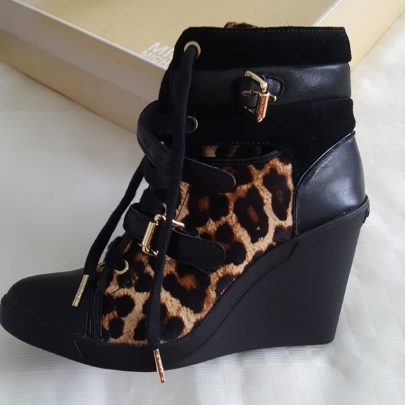 MICHAEL KORS PRINTED HAIRCALF ANKLE BOOTS - Picture 2 of 8
